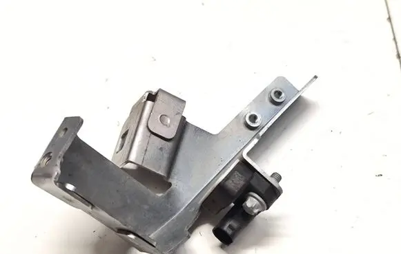 Front bumper mounting bracket