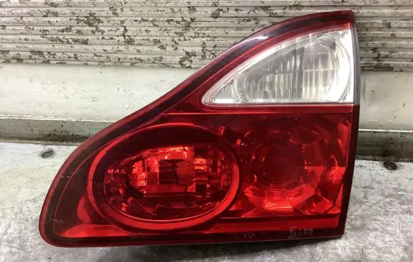 Toyota Avensis Verso Tailgate rear/tail lights 000002