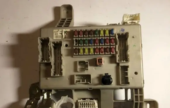 Toyota Land Cruiser (J120) Fuse module PPT25P5 9198050030 0665004650