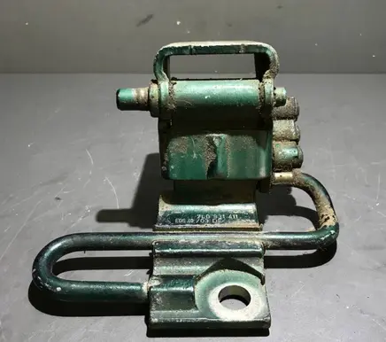 Volkswagen Touareg I Front door lower hinge 7L0831411