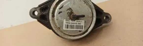 Engine mount bracket