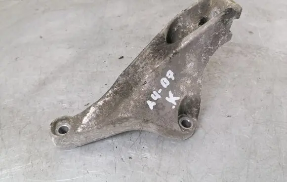 Audi A4 S4 B7 8E 8H Engine mounting bracket 8E0199307S