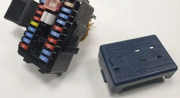Opel Agila A Fuse module 3671784E1