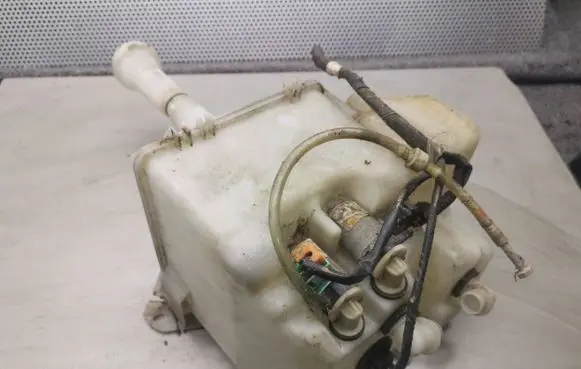 Windshield washer fluid reservoir/tank
