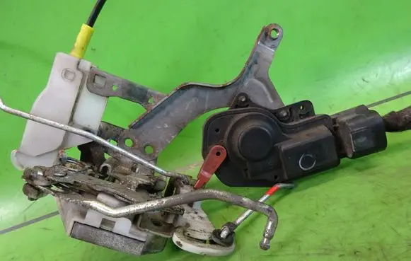 Peugeot 107 Front door lock