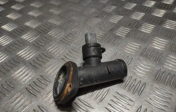 Volkswagen PASSAT B6 Engine coolant pipe/hose 03G121121D