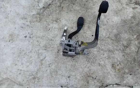 Volkswagen PASSAT B5.5 Brake pedal 8D1721117N
