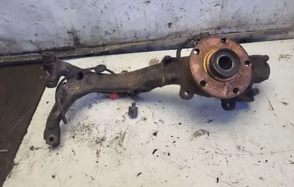 Audi A4 S4 B5 8D Front wheel hub 