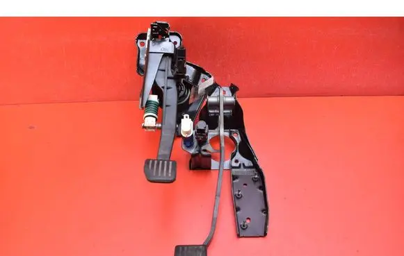 Accelerator throttle pedal