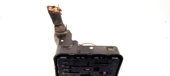 Volkswagen PASSAT B7 Fuse box set 1K0937700B