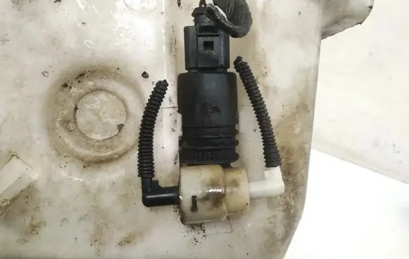 Volkswagen Golf V Windscreen/windshield washer pump