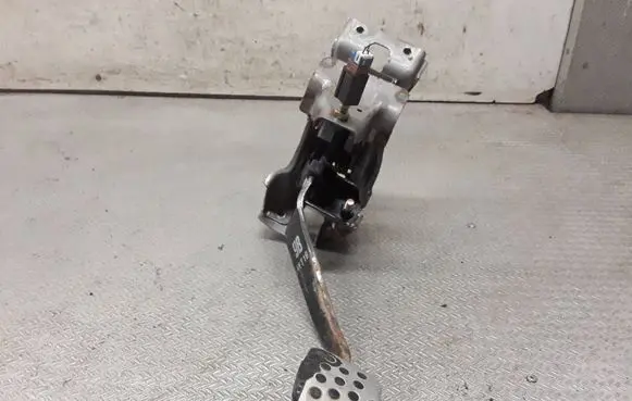 Nissan X-Trail T30 Clutch pedal 