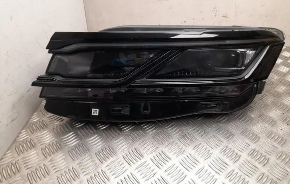 Volkswagen Touareg III Headlight/headlamp 761941081A