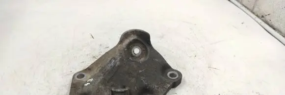 Engine mounting bracket
