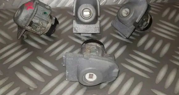 Land Rover Evoque I Front door lock (next to the handle) 30784963