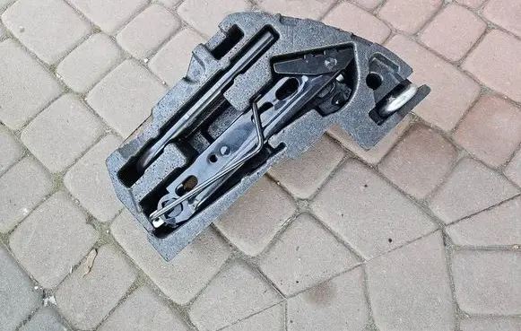 Opel Corsa E Spare wheel section trim 390011364 13107800