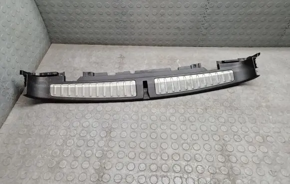 Trunk/boot sill cover protection