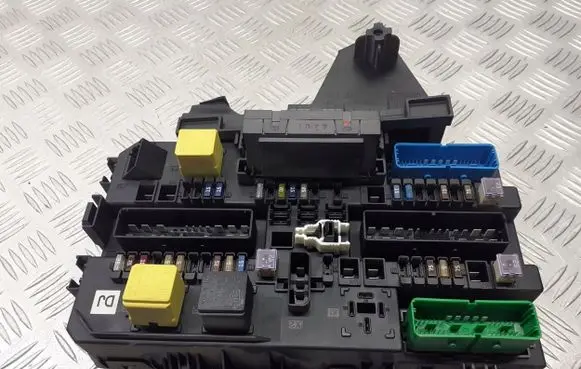 Opel Astra H Fuse box cover 13115937