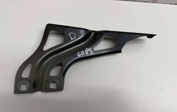 Audi Q3 8U Fender mounting bracket 8U0821136