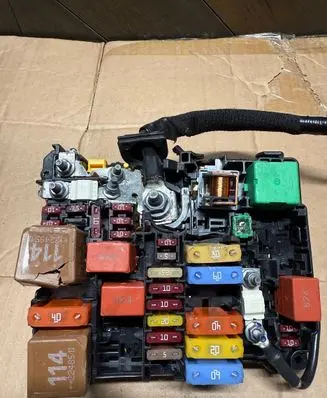 Peugeot 208 Fuse module 9673028680 V23136J4X1