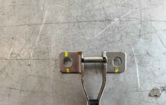 Maserati Quattroporte Tailgate lock loop/hook striker 67877200