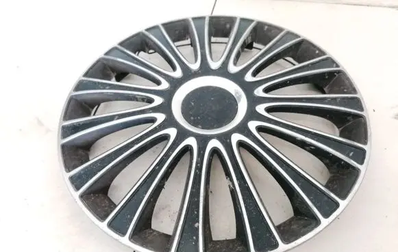 Toyota Yaris R15 wheel hub/cap/trim 