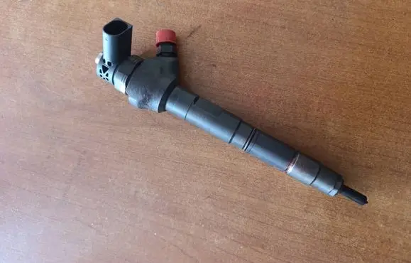 Volkswagen PASSAT B7 Fuel injector 0445110369