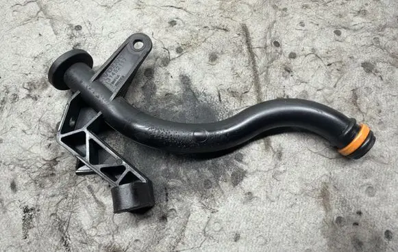 Volvo V60 Oil fill pipe 31452117