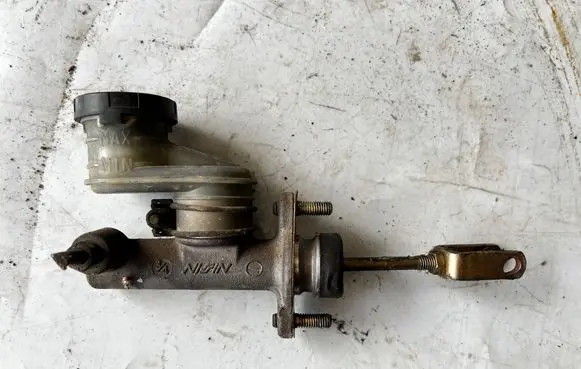 Opel Frontera B Clutch master cylinder
