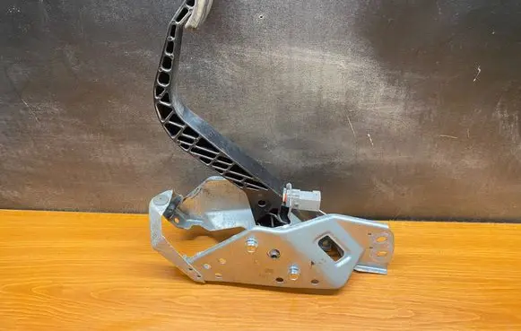 Opel Zafira A Clutch pedal 90581106