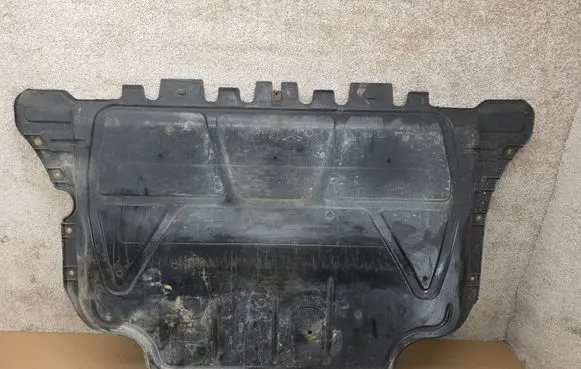 Volkswagen PASSAT B8 Engine splash shield/under tray 5Q0825236