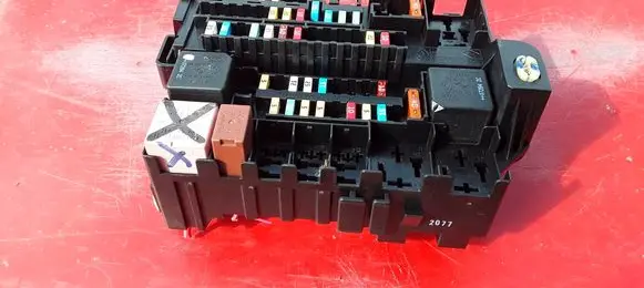 Renault Laguna III Fuse module 8200393836
