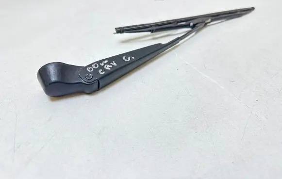 Rear wiper blade arm