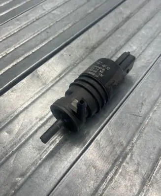 BMW 5 F10 F11 Windscreen/windshield washer pump 6934160 10833217 3095102