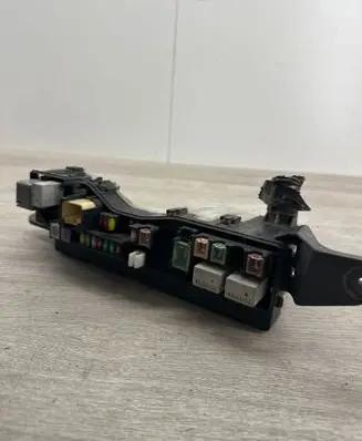 Toyota RAV 4 (XA20) Fuse module 9008382