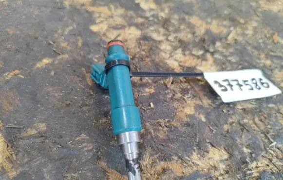 Toyota Prius (XW30) Fuel injector 2325037020
