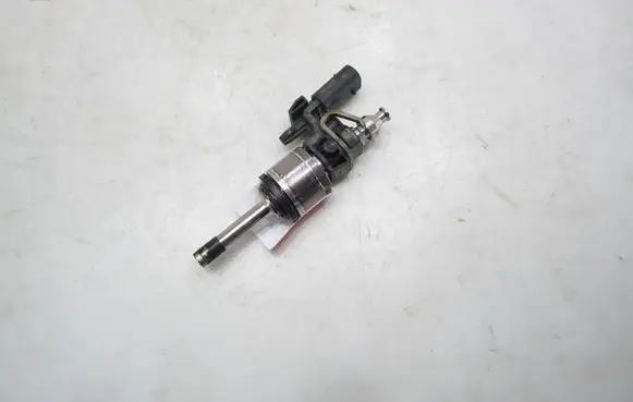 Volkswagen Taigo Fuel injector 0261500443 05C036