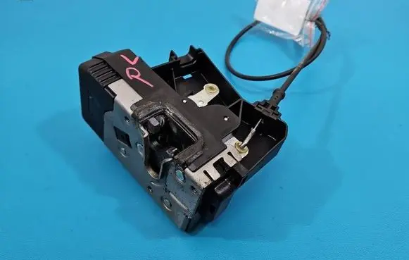 Renault Trafic II (X83) Front door lock 8200008260 IMPRK1581733