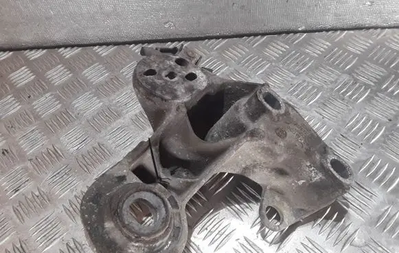 Volkswagen PASSAT B5.5 Engine mounting bracket 8E0199352