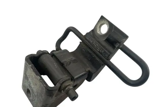 Volkswagen Touareg I Front door lower hinge 7L0831411A