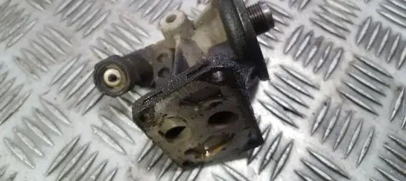 Oil filter mounting bracket