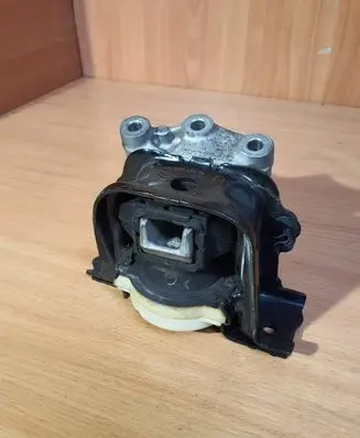 Citroen C4 Cactus Engine mount bracket 9681706580