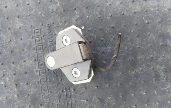 BMW 5 E39 Rear door lock loop/hook striker 8176350