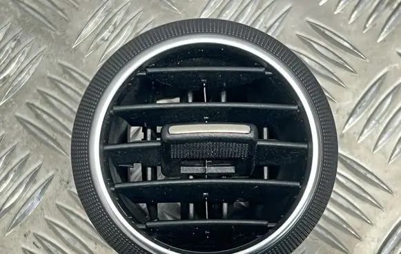 Audi A3 S3 8P Dashboard side air vent grill/cover trim 8P0820901A 04945004 8P0820901A5PR