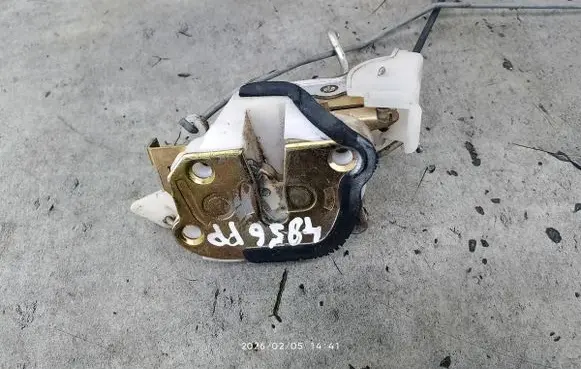 Toyota Yaris Front door lock 