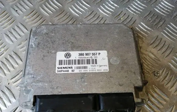 Volkswagen PASSAT B5 Engine control unit/module 3B0907557P 5WP444002