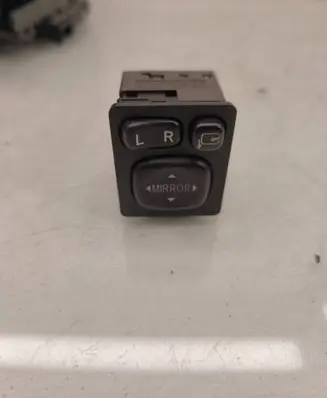Toyota Auris E180 Wing mirror switch 183639