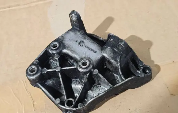 BMW X3 E83 A/C compressor mount bracket 7794614