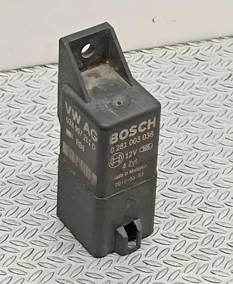 Volkswagen Golf V Glow plug pre-heat relay 0281003038 20120323