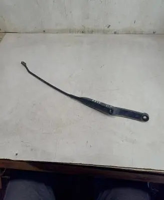 Volkswagen PASSAT B5.5 Front wiper blade arm 8D1955408
